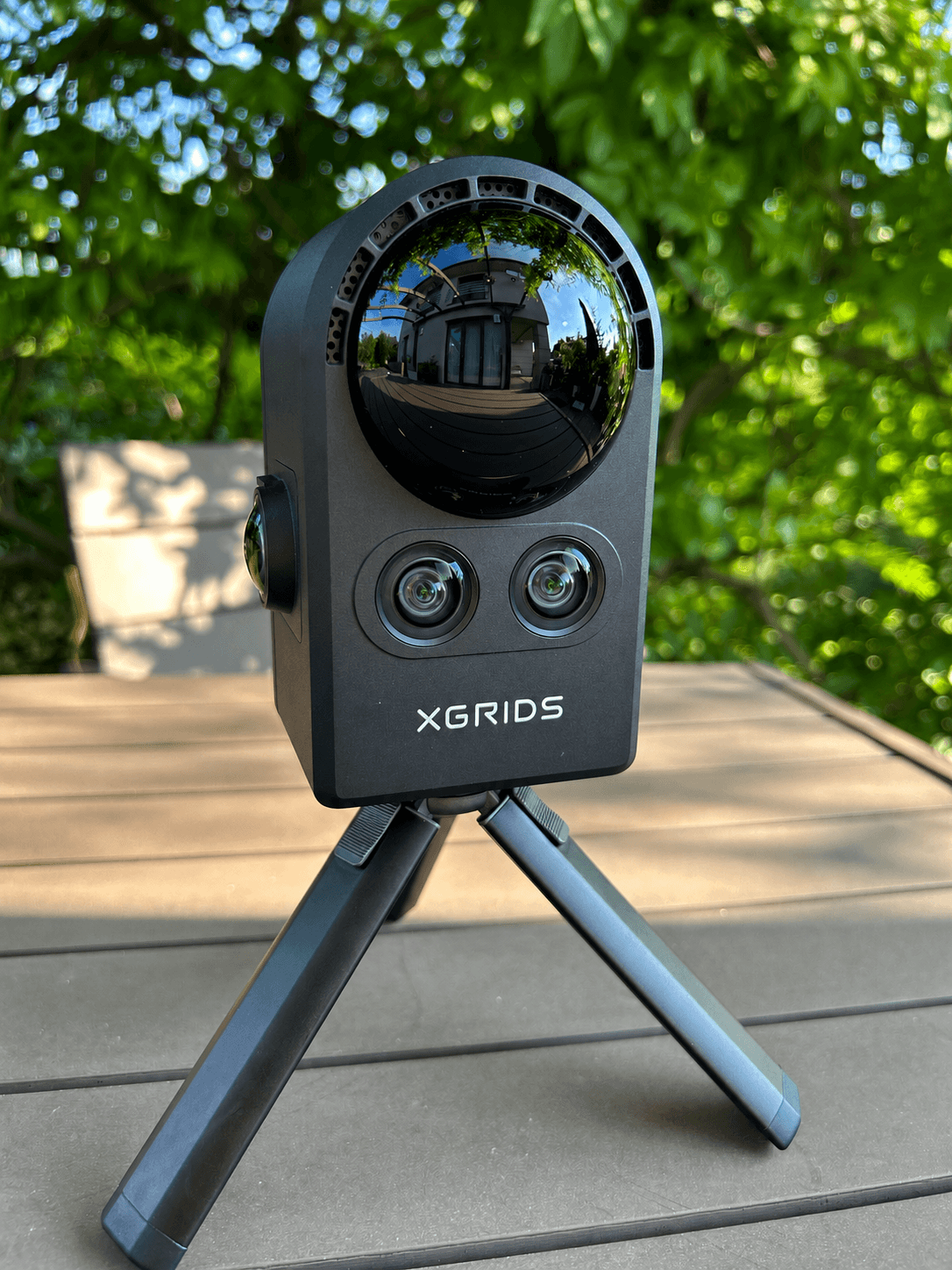 Kamera XGRIDS Portal Cam ustawiona na statywie - mobilny skaner przestrzeni 3D w technologii Gaussian Splatting